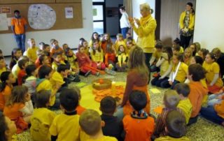 Gelber und orangefarbener Tag