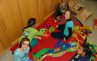 Klasse 3 legt bunte Steinmuster