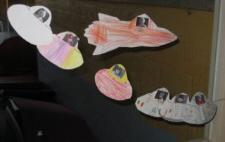 Die ganze Klasse fliegt mit ins Weltall.