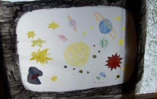 Die passende Weltraumdekoration gehört dazu.